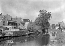 128100 Gezicht op de Angstel te Baambrugge (gemeente Abcoude-Baambrugge), met de achtergevels van enkele huizen aan de ...